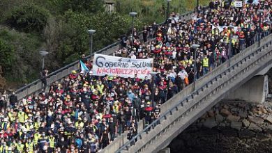 صورة إسبانيا: الآلاف من الناس يتظاهرون في غاليسيا يواجه مصنع الألمنيوم أسبوعًا حاسمًا
