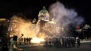 صورة تساهل الاتحاد الأوروبي تجاه الرئيس الصربي نتج اثارة الشغب والاحتجاجات وحوادث عنيفة وعشرات المعتقلين