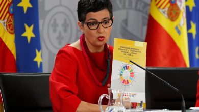 صورة وزيرة الخارجية الإسبانية تقدم  استراتيجية الاستجابة المشتركة للتعاون الإسباني مع كوفيد-19 في مجلس