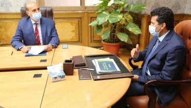 صورة وزير الرياضة يناقش مع رئيس اتحاد التجديف خطة النشاط خلال الفترة المقبلة