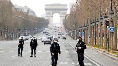 صورة باريس في حالة تأهب قصوى تغلق الحانات وتقيد الجامعات والمطاعم