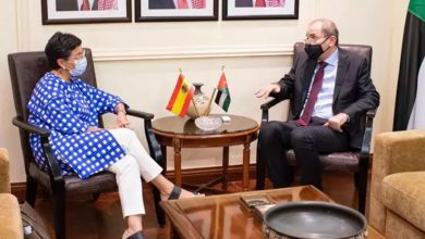صورة وزيرة الخارجية الإسبانية سافرت لاول مرة في جولتها إلى الأردن