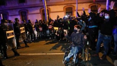 صورة مسيرة جديدة من الاحتجاجات لمغني الراب والمعتقلين في أعمال الشغب وتوتر على الشرطة في برشلونة