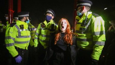 صورة أعمال شغب بين الشرطة والمتظاهرين في لندن خلال الوقفة الاحتجاجية في ذكرى سارة إيفيرارد التي قتلها ضابط