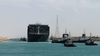 صورة هيئة قناة السويس المصرية ستطلب أكثر من مليار دولار كتعويض وغادرت آخر السفن المحاصرة الممر المائي