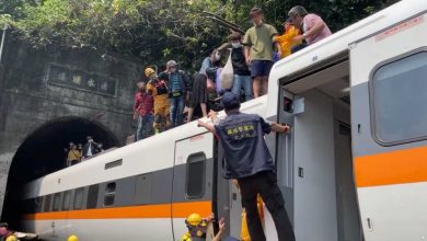 صورة خروج قطار عن القضبان بشرق تايوان تسبب عن قتل ما لا يقل عن 36 شخصا وأصيب أكثر من 70 آخرين