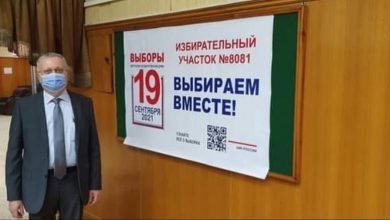 صورة السفير الروسى بالقاهرة يدلى بصوته فى انتخابات مجلس الدوما