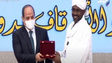 صورة الرئيس السيسى يكرم وزير الأوقاف السودانى ا