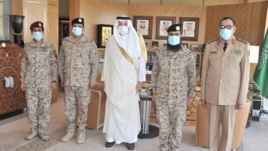 صورة سفير السعودية بالقاهرة يقلد عدداً من الضباط المبتعثين رتبهم الجديدة