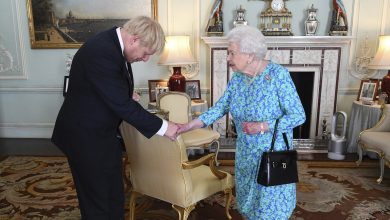 صورة مكتب رئيس الوزراء البريطاني جونسون يعتذر للملكة إليزابيث الثانية عن الحفلات التي أقيمت عشية جنازة زوجها