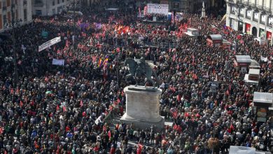 صورة احتجاجات النقابات القومية علي الحكومة الاشتراكية في العديد من المدن الإسبانية ضد التصويت علي الإصلاح العمالي