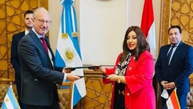 صورة التوقيع على خطابات دبلوماسية متبادلة بشأن إهداء حكومة الأرجنتين عدد مليون جرعة من لقاح أسترازينيكا 