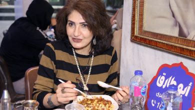 صورة رئيس وكالة “الأونروا” فى مصر تتناول “الكشرى” فى مطعم “أبو طارق”