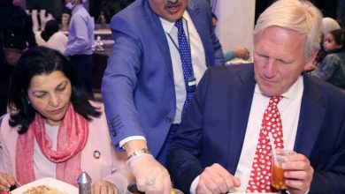 صورة سفير هولندا بالقاهرة يتناول “الكشرى” فى مطعم “أبو طارق”  