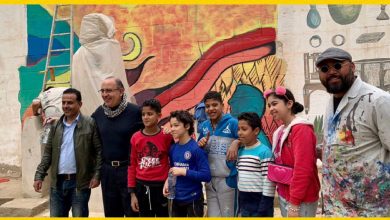 صورة سفير المكسيك بالقاهرة يحضر مشروع الإنسانية المهاجرة للفنان المكسيكى إنريك تشيو
