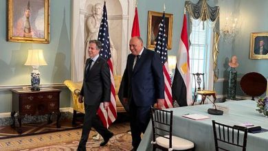 صورة وزير الخارجية الأمريكى يهدى شكرى هدية لمصر تخليداً للذكرى المئوية للعلاقات بين مصر والولايات المتحدة الأمريكية