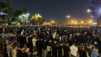 صورة أكثر من 100 ألف مصلٍ يؤدون صلاتى العشاء والتراويح بالمسجد الأقصى المبارك
