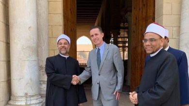 صورة القائم بأعمال نائب السفير الأمريكى بالقاهرة يزور بعض المساجد