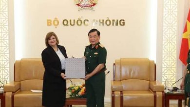 صورة السفيرة المصرية فى فيتنام تلتقى مع نائب وزير الدفاع الفيتنامى