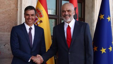 صورة رئيس الحكومة الإسباني يختتم جولته في غرب البلقان في ألبانيا ويحتفل ببدء مفاوضات الانضمام إلى الاتحاد الأوروبي