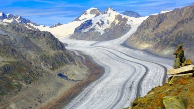 صورة بسبب تغير المناخ وذوبان النهر الجليدي وجدوا بقايا طائرة تحطمت قبل 54 عامًا في جبال الآلب السويسرية