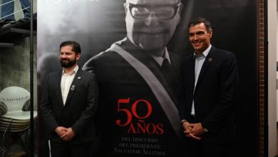 صورة سانشيز الاشتراكى يشارك في إحياء الذكرى الخمسين للرئيس التشيلي السابق سلفادور أليندي  أشهر مراجع الاشتراكية