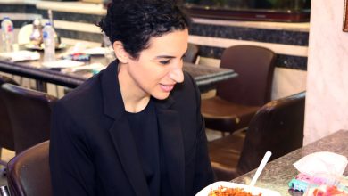 صورة سفيرة قبرص الجديدة بالقاهرة تتناول “الكشرى” فى مطعم “أبو طارق”