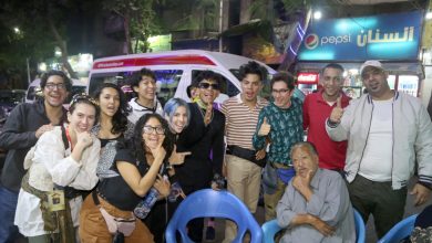 صورة فرقة فنية مكسيكية تتناول “الكشرى” فى مطعم “أبو طارق”