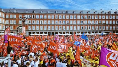 صورة فقر الأجور والركود يجعل آلاف المحتجين الإسبان للمطالبة بزيادة الأجور التي تضمن القوة الشرائية للطبقة العاملة