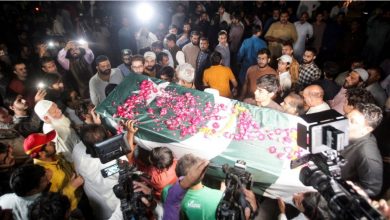 صورة صحفية في القناة الخامسة تسُحق حتى الموت أثناء تغطيته لمسيرة  عمران خان الباكستانية